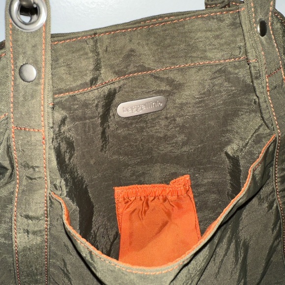 Baggallini green and orange purse with lots of pockets and fun features! - Picture 4 of 8